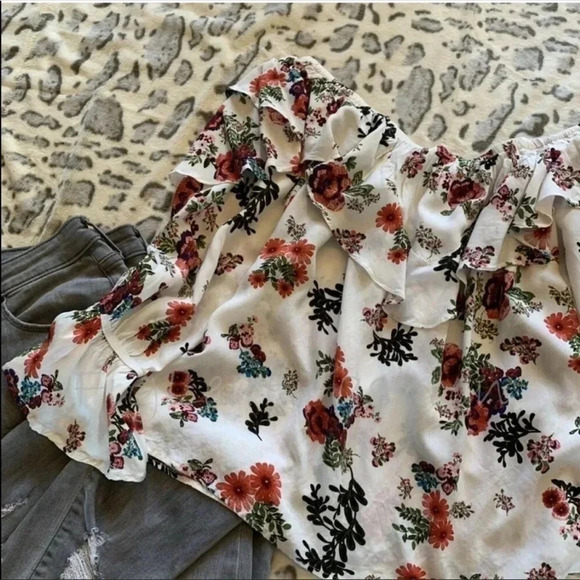Floral Off-the-shoulder Top - Picture 3 of 4